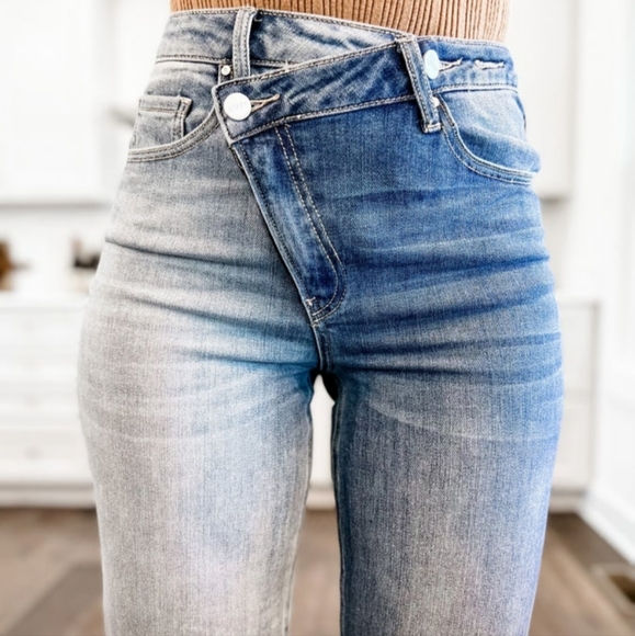 RISEN High-rise Crossover 2-tone Jeans - Picture 2 of 13